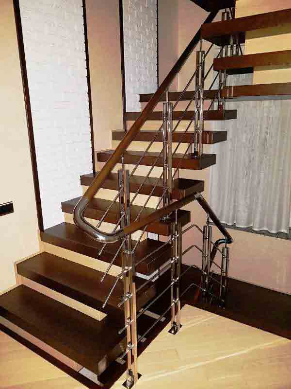 лестница из нержавейки с деревянными ступеньками, ограждение лестницы из нержавейки с деревянным поручнем, перила из нержавейки поручень дерево