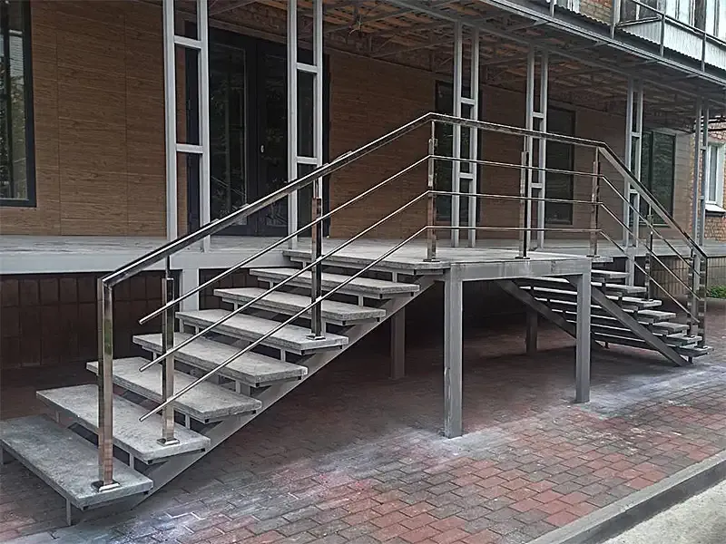Перила на сходи на дворі