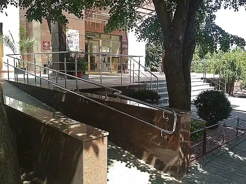 Перила з нержавійки на пандус та  сходи