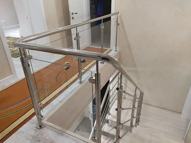 Скляні перила на сходи. Стеклянные перила на лестницу