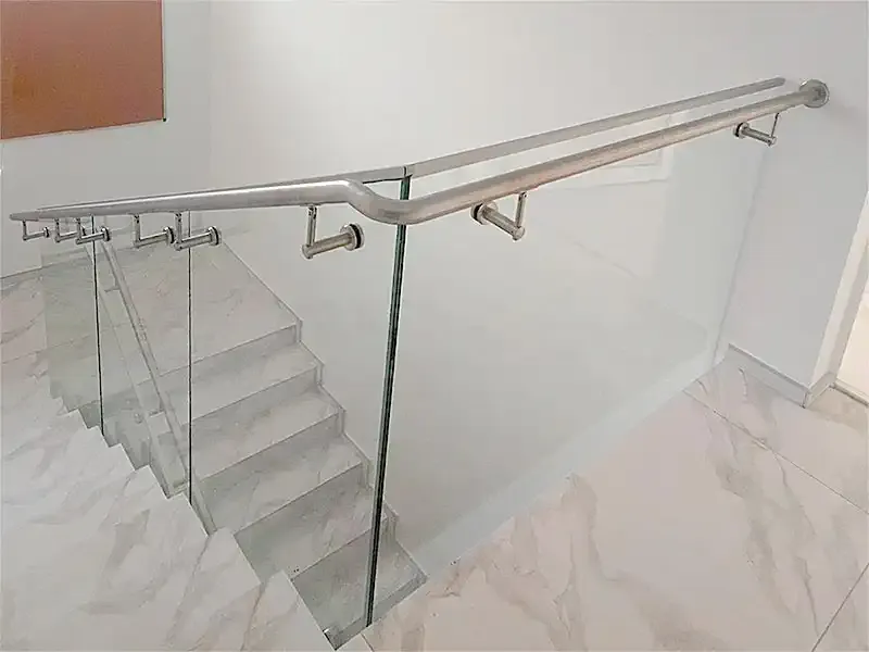 Скляні перила на сходи. Стеклянные перила на лестницу